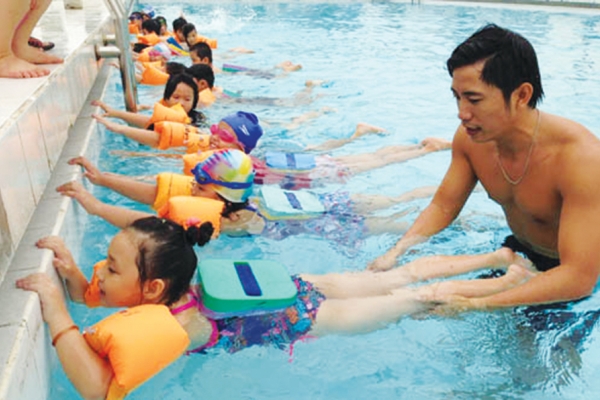 Nên cho trẻ học bơi từ mấy tuổi để bé phát triển khỏe mạnh?
