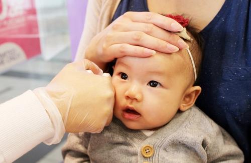 Cha mẹ có nên kiểm tra thính lực cho trẻ ngay khi mới sinh?