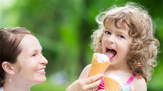Ăn kem làm bạn hạnh phúc hơn vào mọi lúc, chứ không riêng những ngày hè "nóng đổ lửa" như hiện tại!