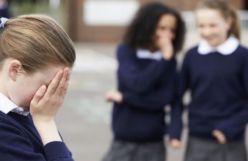 Cha mẹ nên làm gì khi con bạn bị bắt nạt ở trường?