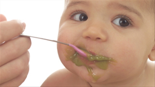 Cách để bé 6 tháng tuổi ăn nhanh, không ngậm đơn giản hiệu quả
