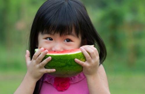 Bé gái 5 tuổi nhập viện vì miếng dưa hấu để trong tủ lạnh, khuyến cáo 4 loại hoa quả càng bảo quản lâu càng mất vị, biến chất rất nhanh