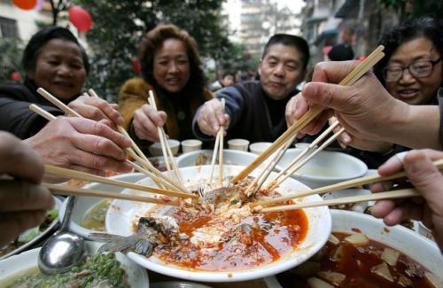Gắp thức ăn cho nhau là thói quen nguy hiểm, dễ rước bệnh nhiều gia đình Việt mắc phải