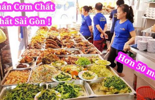 Clip: Quán cơm bình dân hơn 50 món ngon, 5 người bán không kịp ở Sài Gòn
