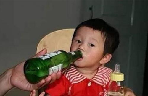 4 loại đồ uống "độc" nhất với trẻ, loại cuối dù chỉ uống 1 ngụm cũng tổn hại não bộ