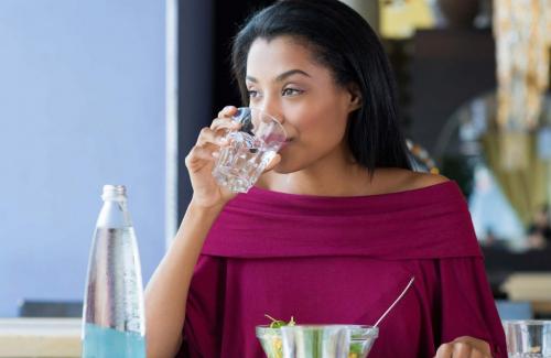 Uống quá nhiều nước còn nguy hiểm gấp trăm lần uống ít, chú ý ngay 9 dấu hiệu này