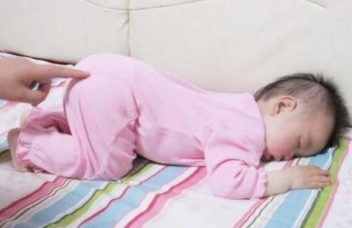 Nhiều bé thích ngủ trong tư thế chổng mông lên trời và những lợi ích ít ai ngờ tới