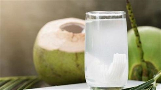Những sai lầm khi uống nước dừa dễ 'rước họa vào thân'