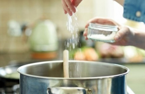 Lỡ tay nấu mặn đừng vội thêm nước, cho ngay 1 thứ gia vị khác vào nồi giúp món ăn tròn vị