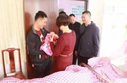 Anh họ đến thăm em gái mới sinh con, mẹ chồng nhìn thấy liền