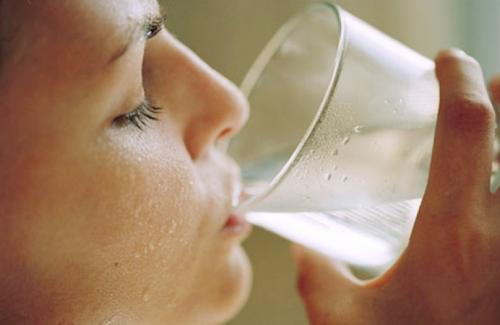 Cứ uống nước lại thấy cơ thể xuất hiện 4 dấu hiệu kỳ lạ này, bạn cần phải đi khám ung thư khẩn cấp