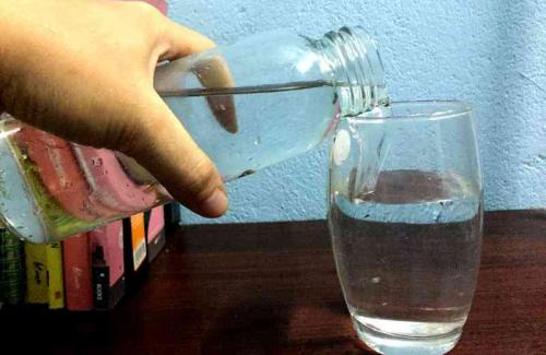 Bảo quản nước uống trong chai thủy tinh có an toàn không?