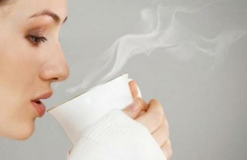 Buổi sáng uống một cốc nước ấm đúng cách giúp đốt cháy mỡ thừa, loại thải độc tố ra khỏi cơ thể