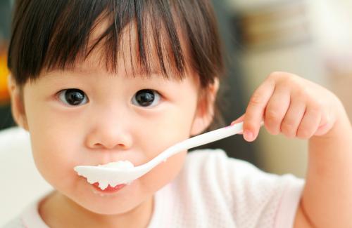 2 sai lầm khi cho con ăn cơm khiến bé còi cọc, chậm lớn