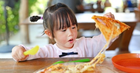 5 thực phẩm gây hại cho não bộ của trẻ, bé ăn càng nhiều càng kém thông minh