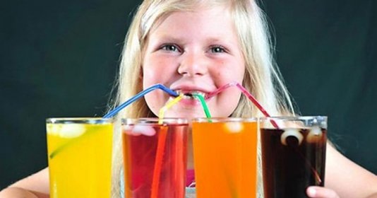5 tác hại khi mẹ thường xuyên cho bé uống nước ngọt