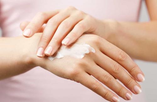 Bật mí bí quyết chăm sóc da tay vào mùa đông để da không bị thô ráp, sần sùi