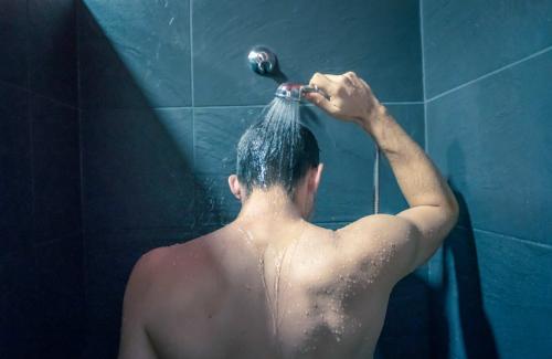 Nhiều người thường xuyên tắm đêm: Thói quen này có gây đột quỵ?