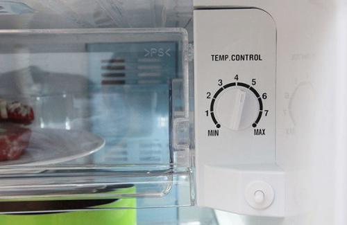 Vì sao tủ lạnh luôn có 2 nút điều chỉnh? Làm đúng giảm nửa tiền điện