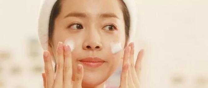7 thói quen chị em nên làm vào buổi sáng để giúp da mặt của mình luôn căng mịn