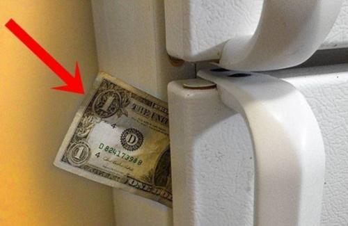 Thử nhét tờ tiền vào khe cửa tủ lạnh, phép thử quan trọng để tiết kiệm tiền điện