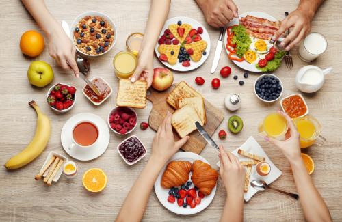 Chuyên gia khuyến cáo nhóm người sau không nên ăn sáng ngay sau khi thức dậy dù vội tới mấy