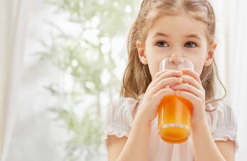 Cho trẻ uống 1 cốc nước cam vào đúng "giờ vàng" này, trẻ cao lớn lại tăng thêm sức đề kháng
