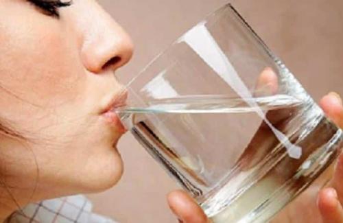 Điều gì sẽ xảy ra khi bạn uống nước lúc bụng đói vào buổi sáng?