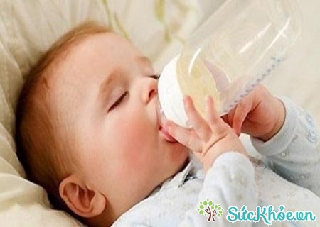 Trẻ có thể tự cầm bình sữa bú và ngủ ngon lành