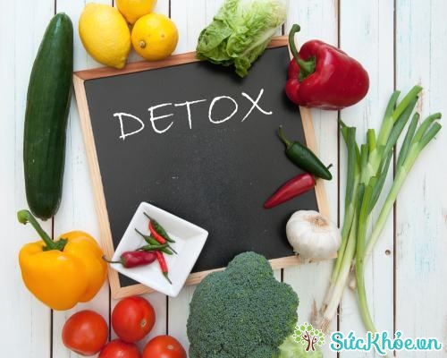 Nên detox cơ thể thường xuyên để loại độc tố