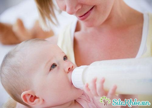 Không dùng thay thế sữa mẹ cho trẻ sơ sinh