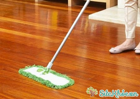 Cách làm sạch sàn gỗ đơn giản hiệu quả