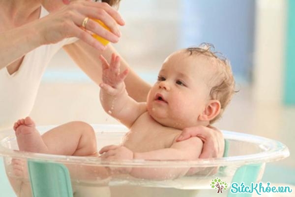Nước đun sôi cộng thêm sữa tắm có thể điều trị mụn sữa ở trẻ