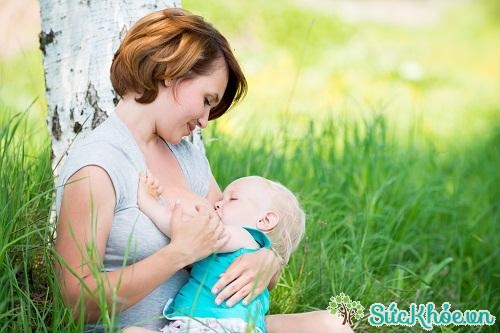 Cho trẻ bú sữa mẹ điều trị vàng da ở trẻ nhỏ