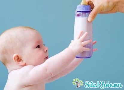 Có phải bé bị tiêu chảy do uống sữa công thức không hợp không?