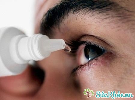 Thường xuyên sử dụng nước muối sinh lý để vệ sinh mắt