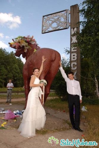 Đây quả thật là bức ảnh cưới thảm họa. Cặp vợ chồng này quả là biết chơi trội mà, muốn có ảnh độc đây mà.