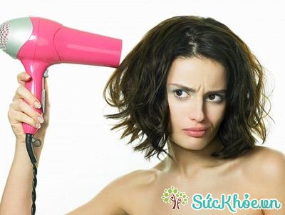 Hạn chế dùng máy sấy tóc là cách giảm rụng tóc sau sinh hiệu quả