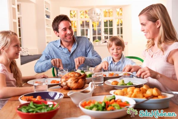 Văn hoá ăn uống của các gia đình phương Tây rất trú trọng đến việc giao tiếp khi ăn
