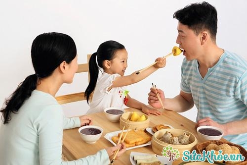 Để trẻ ăn cùng cha mẹ khiến trẻ có tâm lý thoải mãi khi ăn