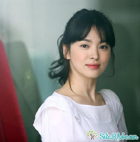 Song Hye Kyo luôn gây ấn tượng mạnh nhờ cách trang điểm tự nhiên đẹp, trong sáng, không tỳ vết
