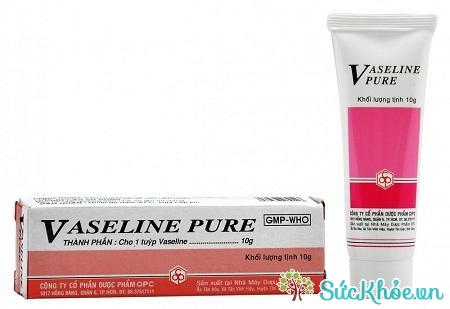 Vaseline Pure có tác dụng phòng chống nứt môi, khô môi