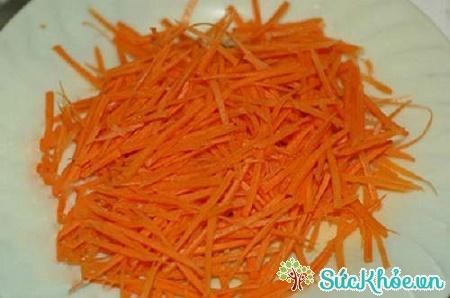 Cà rốt rửa sạch thái sợi