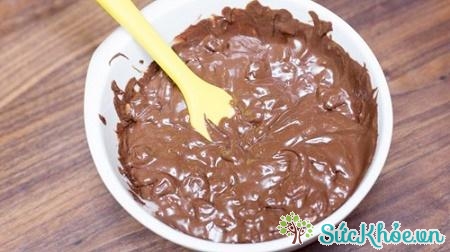 Đun chảy chocolate và shortening trong lò vi sóng