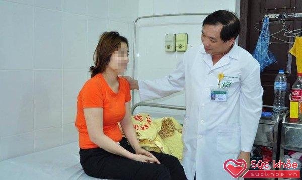  Một nữ bệnh nhân trẻ đang điều trị tại BV Bạch Mai.