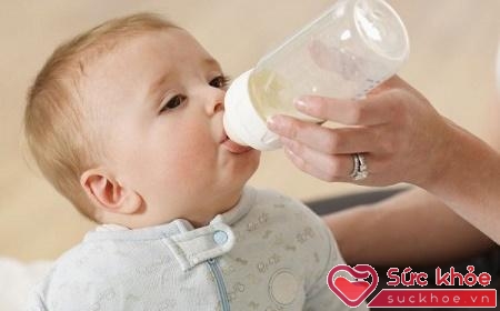 Tập trẻ ăn dặm và lượng sữa cần thiết mỗi ngày cho bé ngoài chế độ ăn (Ảnh internet)