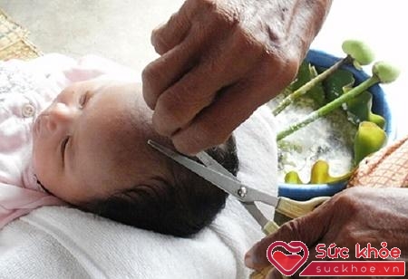 Việc cắt tóc cho trẻ có 2 cột mốc quan trọng