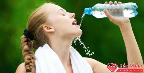 Nước giúp cho cơ thể hạ nhiệt trong ngày nắng nóng