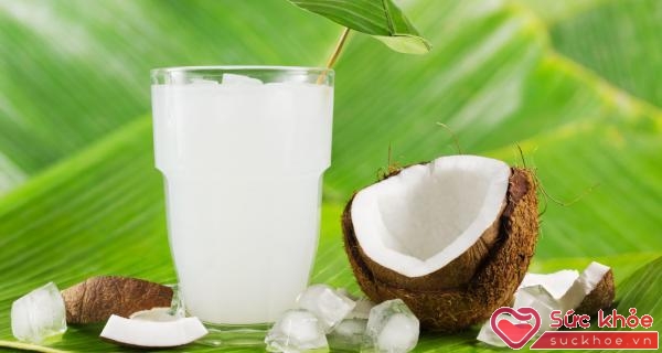 Uống nước dừa có thể giúp bạn nhanh hồi phục sau khi say rượu