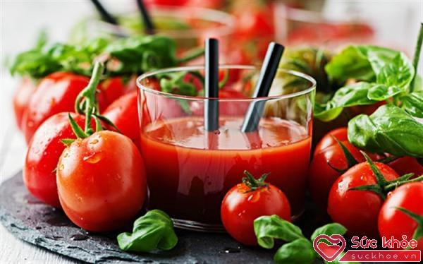 Uống nước cà chua hoặc ăn cà chua sống mỗi ngày có tác dụng phòng ngừa tàn nhang rất tốt.
